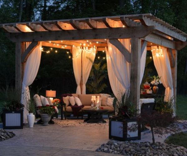 برجولات خشب عصرية مع جلسات وإضاءة للحدائق والسطوح