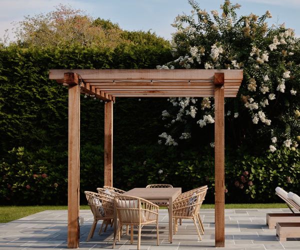 برجولات خشب عصرية مع جلسات وإضاءة للحدائق والسطوح