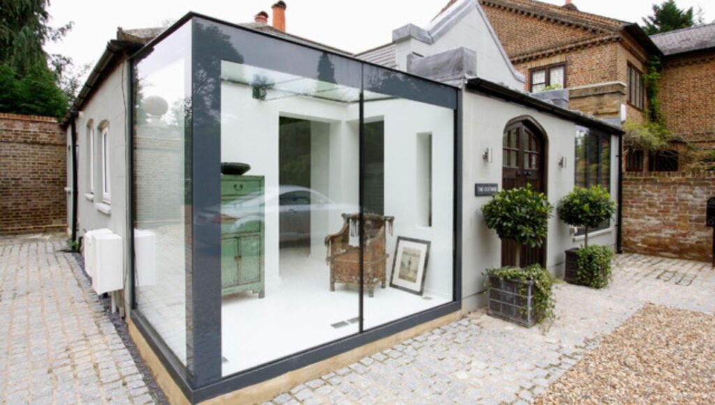 الغرف الزجاجية الخارجية في البيوت والفلل